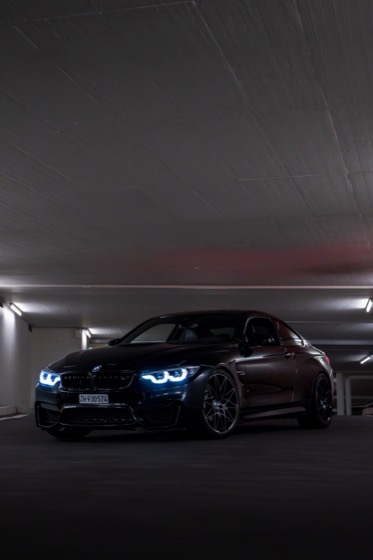 Schwarzer BMW M4 im Parkhaus
