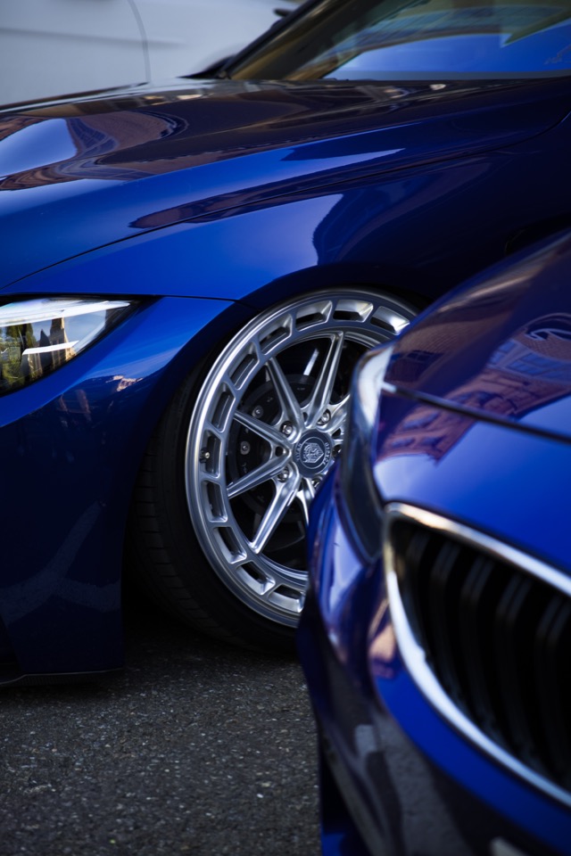 Detailaufnahme eines blauen BMW mit silberner Felge