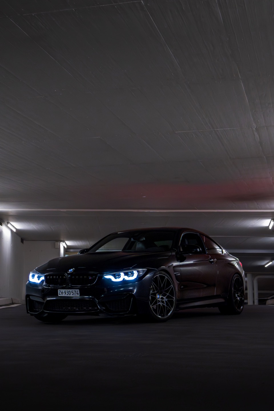 Schwarzer BMW M4 im Parkhaus