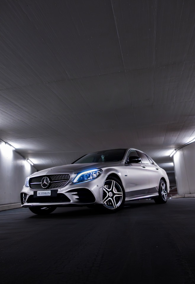 Silberner Mercedes in einer minimalistischen Parkhaus-Szene