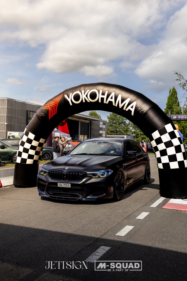 Schwarzer BMW unter einem Yokohama-Bogen beim MSQUAD Event